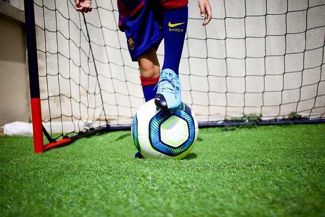 サッカーリフティングのやり方 低学年の子供が3ヶ月でリフティング100回達成した練習方法 Yatablog